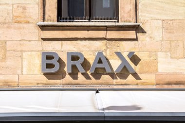 - Brax Moda Logosu, Brax, Alman giyim piyasasının kilit oyuncusu.