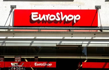 Der Oberpfalz 'daki Neumarkt, Almanya: Avrupa Dükkanı logosu ön cephede. EUROSHOP bir Alman ucuz indirim zinciri.
