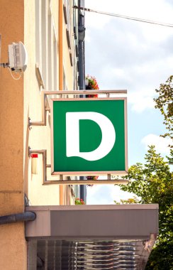 Der Oberpfalz 'daki Neumarkt, Deichmann Şirketi logosu. Deichmann bir Alman ayakkabısı ve spor giyim mağazası..