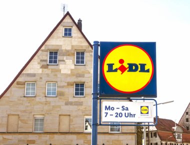 Altdorf bei Nuremberg, GERMANY: LIDL Süpermarket Zinciri - LIDL, Almanya 'nın Neckarsulm kentinde faaliyet gösteren ve AB genelinde 10 binden fazla mağaza işleten küresel indirimli bir Alman süpermarket zinciri.