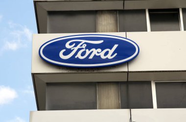 Nurnberg, Almanya: Bir binanın zemin duvarında Ford bayiliği tabelası