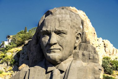 Çağdaş Türkiye 'nin kurucusu Atatürk Heykeli, Buca