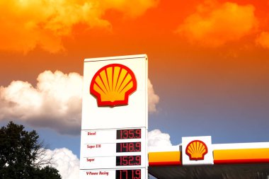 Nurnberg, Almanya: Mavi gökyüzüne karşı kabuk işareti. Shell, merkezi Hollanda 'da bulunan ve Birleşik Krallık' ta bulunan çok uluslu bir İngiliz petrol ve gaz şirketidir..