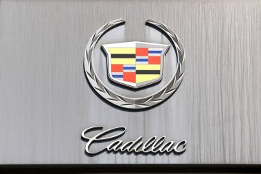 Cadillac otomobil bayisi tabelası. Cadillac Otomobil Bölümü, Amerikalı premium otomobil üreticisi.