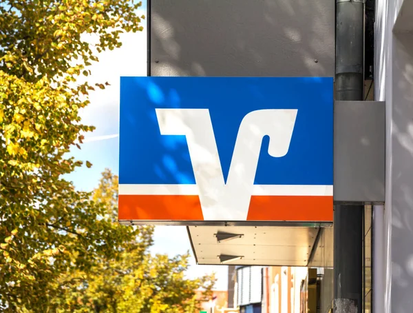 Der Oberpfalz 'daki Neumarkt, Volksbank şubesi. Alman kredi birliği Volksbank Raiffeisenbank 'ın logosunu imzalayın..