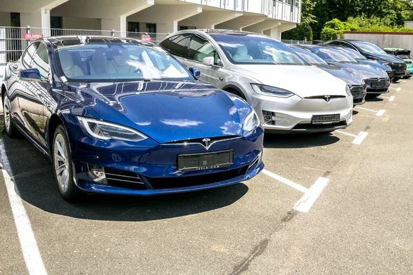 Nurnberg, Almanya: Tesla Motors hizmet merkezi ve birçok lüks Tesla arabası var. Tesla elektrikli araba tasarlayan, üreten ve satan bir Amerikan şirketidir.