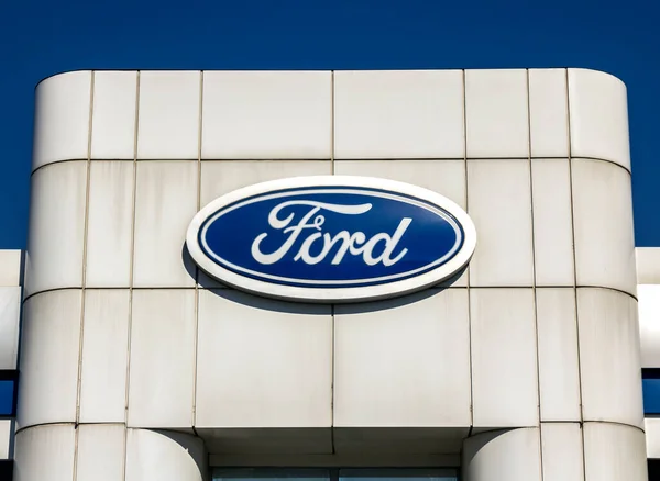 Izmir Turecko Obchodní Značka Ford Proti Modré Obloze — Stock fotografie