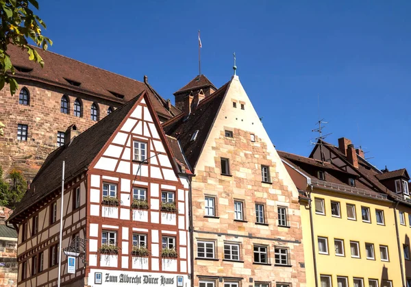 ピラトゥハウスの建物とレストランAlbrecht Duerer Haus Franconia バイエルン州 ニュルンベルク ドイツと正方形のTiergaernertorplatzの眺め — ストック写真