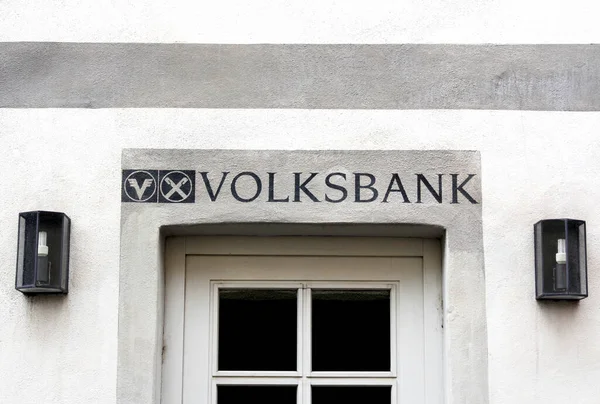 ドイツのフォルクハイム フォルクスバンク支店 ドイツの信用組合 フォルクスワーゲン銀行のロゴで署名 Raiffeisenbank — ストック写真