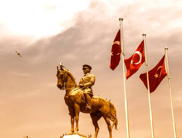 Estatua Ataturk Fundador Turquía Moderna Ciudad Capital Ankara Plaza Ulus —  Fotos de Stock