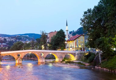 Saraybosna 'daki Miljacka Nehri üzerindeki Bosna-Hersek' in başkenti olan köprü, alacakaranlıkta