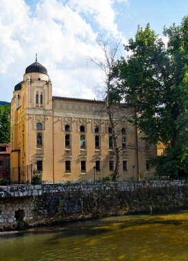 Saraybosna Sinagogu, aynı zamanda Aşkenazi Sinagogu veya Sinagoga u Sarajevu olarak da bilinir. Örgüt, Saraybosna ve Bosna-Hersek 'in ana sinagogu ve Balkanlar' daki Yahudi ve Museviliğin bir simgesi.
