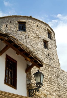 Bosna-Hersek 'in Mostar kenti ve Mostar Köprüsü yakınlarındaki Eski Şehir binasının manzarası