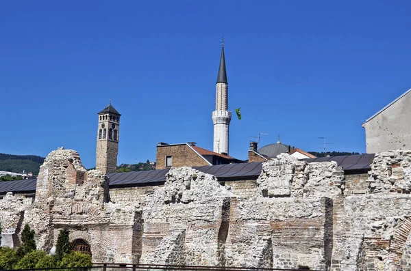 Történelmi Taslihan Romok Régi Őrtorony Minaret Gazi Husrev Mecset Háttérben — Stock Fotó