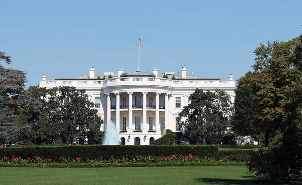 Witte Huis Diepblauwe Lucht Achtergrond — Stockfoto