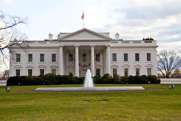 Casa Blanca Sobre Fondo Azul Profundo Del Cielo — Foto de Stock