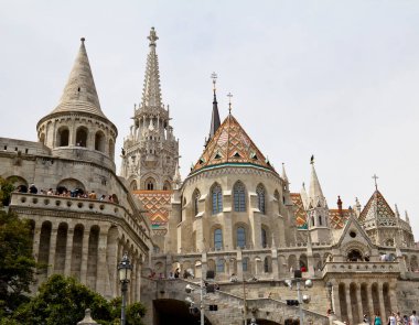 Budapeşte, Macaristan 'ın Budapeşte kentindeki Balıkçı Kalesi ve Aziz Stephen Heykeli