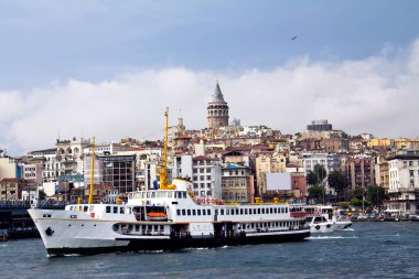 Galata Kulesi arka planına sahip İstanbul, Türkiye 'deki beyaz peso gemisi