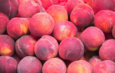 Kutuda taze şeftali var. Pazarda satılmaya hazır.