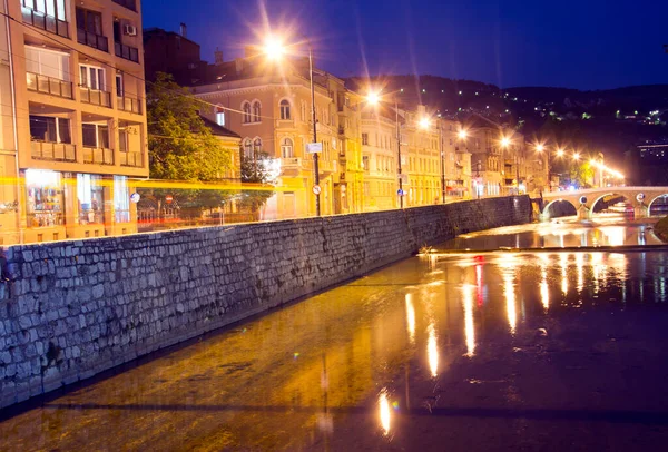 Miljacka Folyó Szarajevóban Bosznia Hercegovina Fővárosában Alkonyatkor — Stock Fotó