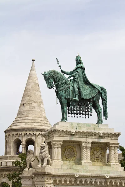匈牙利布达佩斯Buda城堡渔民堡垒前的圣斯蒂芬一世雕像 — 图库照片