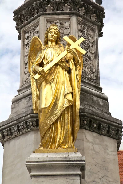 天使の彫刻 ザグレブ 大聖堂の前の噴水 — ストック写真