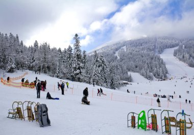 Bosna-Hersek 'in Bjelasnica dağında insanlar güneşli bir kış gününün keyfini çıkarıyorlar.