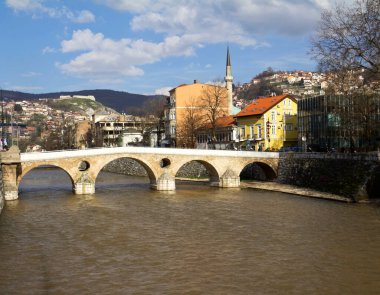Saraybosna 'daki Miljacka Nehri üzerindeki Latin Köprüsü