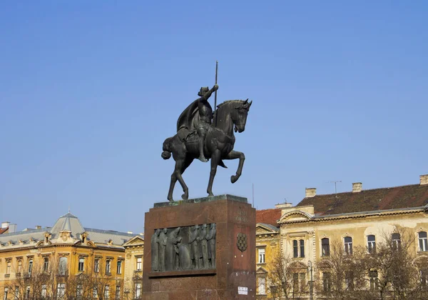 Hırvatistan 'ın Zagreb kentinde Kral Tomislav' ın ilk Hırvat kral heykelinin yakını