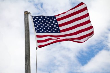 Bulutlu gökyüzüne karşı Amerikan bayrağı