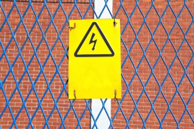 Kablolarda yüksek voltaj işareti var.