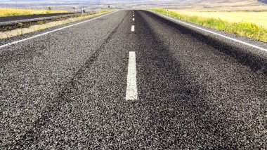 Bozkırda otoyol, uzaklara uzanan uzun bir yol.
