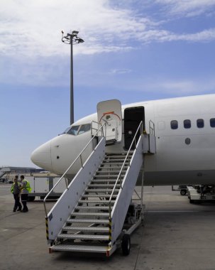 Ticari yolcu uçağı, bir havaalanının iniş pistinden kalkışa hazır.