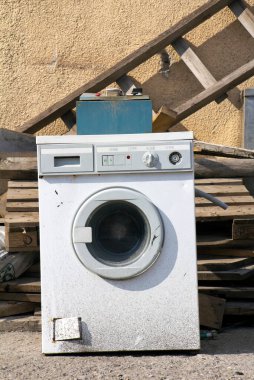 Eski ev aletleri hurdalığa, çamaşır makinesine atıldı.