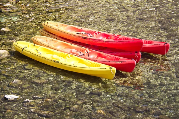 Bunte Fiberglaskajaks Aneinander Gebunden — Stockfoto