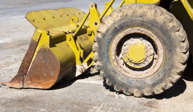 İş yerine park edilmiş ağır inşaat ekipmanları.