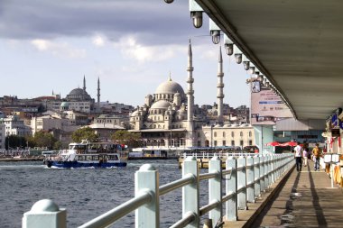 İstanbul, Türkiye 'deki Galata Köprüsü' ndeki insanlar. Galata Köprüsü ve Eminonu, İstanbul 'un en popüler eğlence ve seyahat merkezleri..
