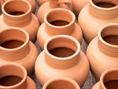 El yapımı seramik kil kahverengi sürahiler