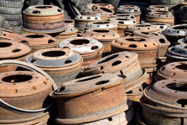 Bir yığın eski tekerlek.