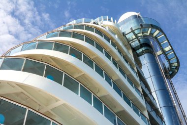 Hamburg, Almanya, 11 Mayıs 2019: AIDAperla yolcu gemisinde, AIDAperla Carnival Corp 'a ait on markadan biri olan AIDA Cruises' un en yeni ve en modern yolcu gemisidir..