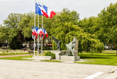 Le Havre, Fransa: Direniş Sınır dışı Anıtı ve Le Havre şehir merkezinde Fransız Bayrakları