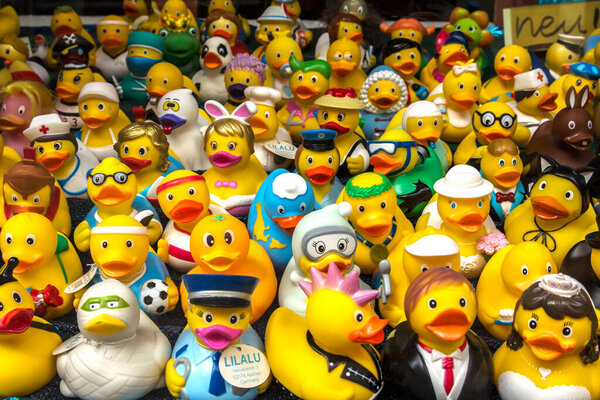 Коллекция резиновых уток в витрине сувенирного магазина.