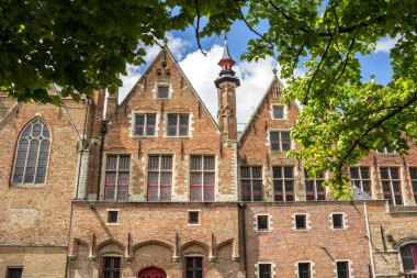 Bruges, Belçika - 8 Mayıs 2019: Bruges (Brugge), Belçika 'da Ortaçağ evleri