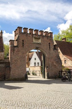 Bruges, Belçika - 8 Mayıs 2019 Beguinage Kapısı, bir şehir manastırı. Turist eğlencesi