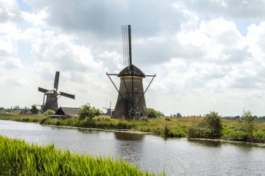 Hollanda 'da Kinderdijk, Rotterdam' daki ünlü turizm sahasında yel değirmenleri olan kırsal bölge. Eski Hollanda köyü Kinderdijk, UNESCO dünya mirası sahası.