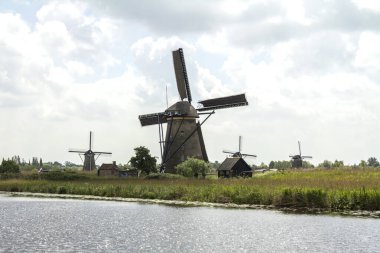 Hollanda 'da Kinderdijk, Rotterdam' daki ünlü turizm sahasında yel değirmenleri olan kırsal bölge. Eski Hollanda köyü Kinderdijk, UNESCO dünya mirası sahası.