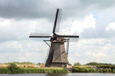 Hollanda 'da Kinderdijk, Rotterdam' daki ünlü turizm sahasında yel değirmenleri olan kırsal bölge. Eski Hollanda köyü Kinderdijk, UNESCO dünya mirası sahası.