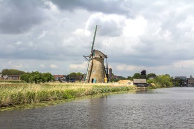 Hollanda 'da Kinderdijk, Rotterdam' daki ünlü turizm sahasında yel değirmenleri olan kırsal bölge. Eski Hollanda köyü Kinderdijk, UNESCO dünya mirası sahası.