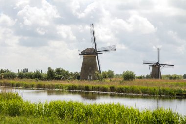 Hollanda 'da Kinderdijk, Rotterdam' daki ünlü turizm sahasında yel değirmenleri olan kırsal bölge. Eski Hollanda köyü Kinderdijk, UNESCO dünya mirası sahası.