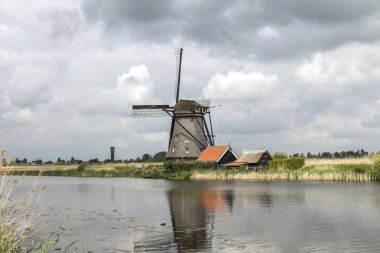 Hollanda 'da Kinderdijk, Rotterdam' daki ünlü turizm sahasında yel değirmenleri olan kırsal bölge. Eski Hollanda köyü Kinderdijk, UNESCO dünya mirası sahası.